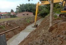 Dinas PUPR DS Bersama Pemdes Tumpatan Nibung Sigap Tangani Banjir
