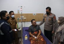 Kadis Kominfotik Provinsi Lampung dan Kabid Humas Polda Lampung Kunjungi Korban Kecelakaan Kereta Api