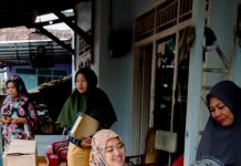 Terus Tingkatkan Kepedulian Sosial Pemerintah, Wagub Chusnunia Beri Bantuan Kursi Roda kepada Warga Kemiling