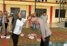 Ucapan Rasa Terima Kasih Masyarakat,Kapolres Deli Serdang Di Beri Hadiah Blangkon Dan Kain Ulos