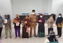 Tiyuh Candra Kencana Bagikan BLT