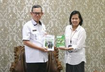 Sekdaprov Fahrizal Darminto Terima Hasil Long Form Sensus Penduduk 2020 (SP2020) dari Kepala BPS Lampung