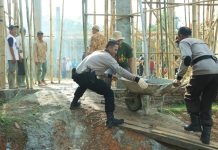 Polisi bersama warnga kompak bantu pembangenan Gudung masjit ponpes Al furqon di panarangan jaya