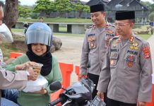 Satlantas Polres Tulangbawang Barat dan Bhayangkari Bagi Takjil Gratis Kepada Pengguna Sepidahmotor di jalan