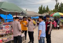 Buka puasa personil polres Tulang Bawang Barat dan jajaran Gelar Patroli pada sore hari di tempat penjualan jajanan Takjil