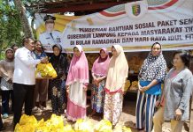 Arinal Salurkan Bansos 100 Paket Sembako Kepada Masyarakat Tidak Mampu di Negeri Olok Gading
