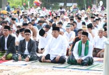Arinal Djunaidi dan Wakil Gubernur Shalat Ied di Lapangan Enggal