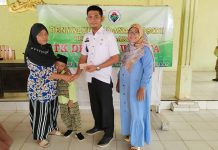Kepalo tiyuh meyalerkan bantuan supsidi dana dd. des untuk siswa tk dharma wanita di tahun 2023