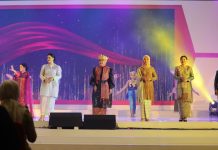 Ketua Dekranasda Provinsi Lampung Mendapat Kehormatan Tampilkan Tapis Pada Fashion Show Dalam Rangka HUT Dekranas ke-43