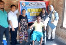 Dinas sosial tubaba meyalerkan bantuan satu unit korsi roda kewarga masarakat tiyuh karta kecamatan tulang bawang udik kabupaten tulang bawang barat