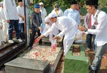 H. Wirahadikusuma Ziarah Kubur ke Makam Para Tokoh Pers dan Pendiri PWI Lampung Terdahulu
