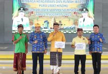 Bupati Musa Ahmad Hadiri Penyerahan Bantuan Dana Hibah Lembaga Keagamaan dan Rumah Ibadah Pura Umat Hindhu