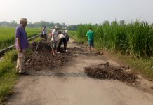 Aparatur Tiyuh Gadingkencana Bentuk Tim Perbaikan Jalan Rusak