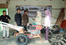 Elly Wahyuni Salurkan Bantuan Hand Tracktor