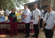 Gelar pasar murah pj bepati tubaba meyerahkan langsung paket beras pada masarakat di kecamatan tulag bawang udik kabupaten tubaba