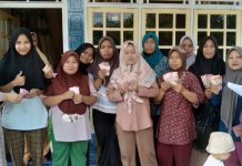 Kepalo tiyuh margakencana membangikan Gajih insintif kader posyandu di tuhun 2023