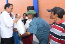 Presiden Jokowi Serahkan Bantuan Pangan ke Masyarakat Bandarlampung