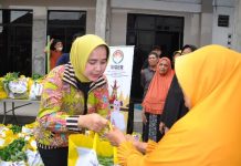 Riana Sari Serahkan Bansos Program SIGER di Kampung Nelayan