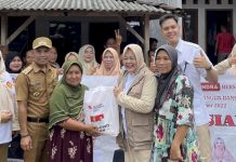 Elly Wahyuni beserta M Rinaldi Alzier Beri Batuan Pada Warga Terdampak Banjir di Desa Bunut