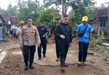 Bupati Pesawaran Tinjau Langsung Wilayah Yang Terdampak Banjir Di Desa Bunut