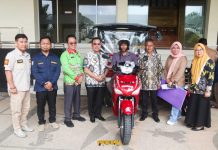 Bersama Kemensos RI, Pemkab Pesawaran Salurkan Bantuan Kendaraan Roda Tiga