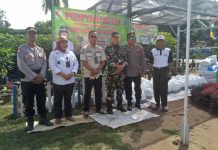 Tiyuh kartaraya Bagikan Kambing ke Warga