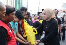 Ketua Tim Penggerak PKK Provinsi Lampung memberikan Bantuan Sosial Kepada Warga