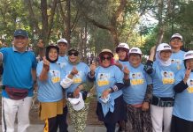 Care free day, Relawan Matahari membagikan kaos dan topi Mirza-Jihan