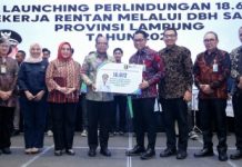 Pj. Gubernur Samsudin Berikan Bantuan Program Jaminan Sosial Ketenagakerjaan bagi Pekerja Rentan Sektor Perkebunan Sawit