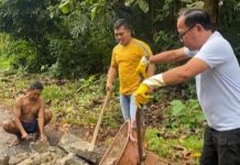 Deni Ribowo dan Warga Turun Tangan Perbaiki Jalan Rusak