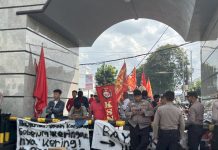 Karyawan PT San Xiong Steel Geruduk Kantor DPRD Lampung