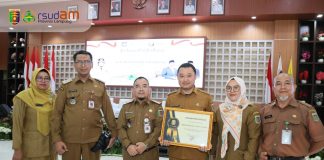 RSUD Abdul Moeloek Terima Penghargaan di Aula Semergo atas Layanan TB Komprehensif