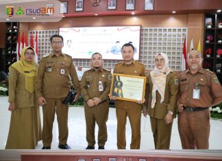 RSUD Abdul Moeloek Terima Penghargaan di Aula Semergo atas Layanan TB Komprehensif