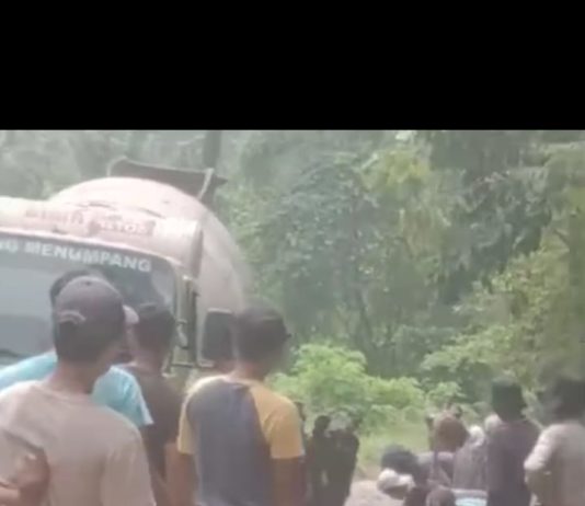 Warga Desa Munca Geram, Patungan Perbaiki Jalan Rusak Setelah 15 Tahun Tak Tersentuh Pembangunan