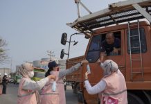 Srikandi PLN NP UP Tarahan Bagikan 100 Paket Masker untuk Pengendara Terdampak Abu Vulkanik