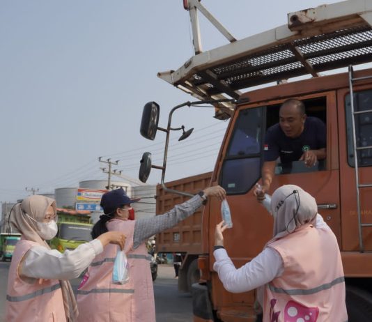 Srikandi PLN NP UP Tarahan Bagikan 100 Paket Masker untuk Pengendara Terdampak Abu Vulkanik
