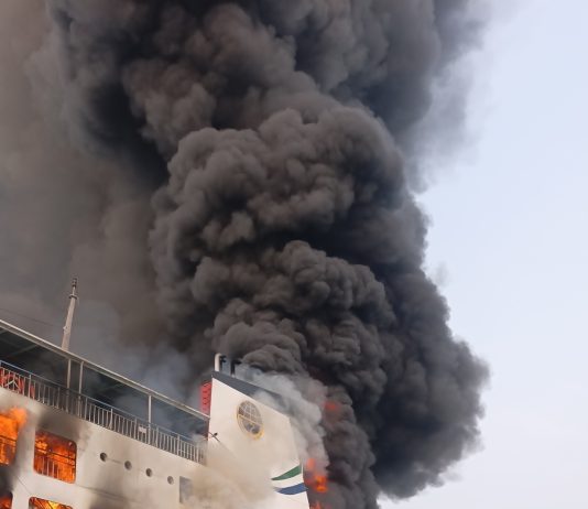 KMP Batumandi Terbakar Saat Hendak Sandar di Merak, Seluruh Penumpang dan Awak Berhasil Dievakuasi